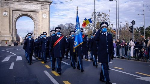 STS, la prima defilare la parada de Ziua Naţională / Vor trece pe sub Arcul de Triumf 50 de specialişti şi 6 autospeciale de comunicaţii