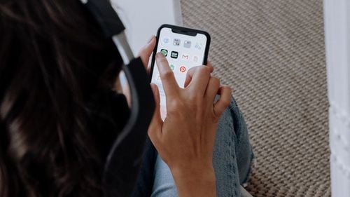 Provocarea periculoasă de pe TikTok face noi victime: trei copii din Arad și cinci din Mureș au ajuns la spital cu multiple fracturi