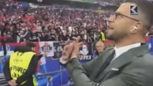 Euro 2024: Un jurnalist a rămas fără acreditare după ce i-a provocat pe fanii sârbi imitând vulturul albanez