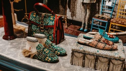 Revizuirea prețurilor în industria modei de lux / Ce strategii adoptă brandurile mari precum Gucci, Mulberry, Burberry sau Versace