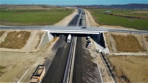 Horațiu Cosma (USR) acuză un “atentat la dezvoltarea României”: Statul a acumulat facturi neplătite către constructori de peste 1 miliard de lei pentru marile proiecte de autostrăzi și drumuri expres