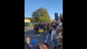 VIDEO Imagini emoționante cu civili care îi întâmpină pe soldații ucraineni în localitățile eliberate de sub ocupație rusă în regiunea Herson