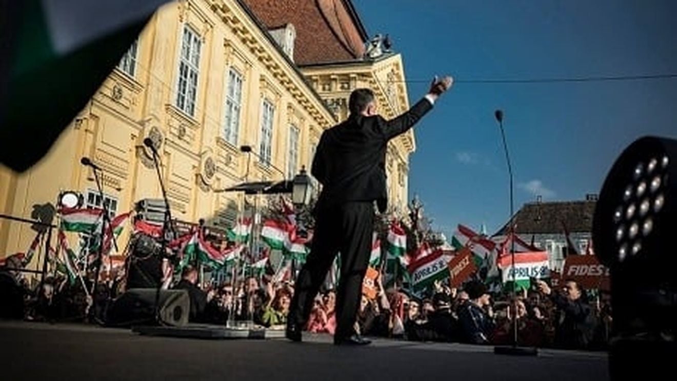 Elevii silitori ai lui Viktor Orban de la București. Ungaria a modificat Constituția pentru a limita dreptul la întrunire și protestele publice în fața caselor demnitarilor