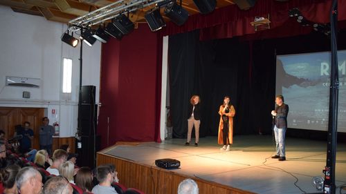 Filmul lui Mungiu, R.M.N, de la Cannes în căminul cultural din Ditrău - comuna harghiteană care a inspirat povestea peliculei / În 2020, localnicii din Ditrău se revoltau pe patronii unei brutării pentru că au adus muncitori din Sri Lanka