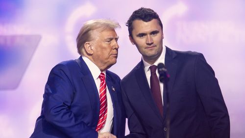 Trump preia rolul de comunicator-șef după moartea lui Charlie Kirk. Președintelui american îi place să fie unicul prezentator de reality show și sparge cutumele în materie de comunicare publică