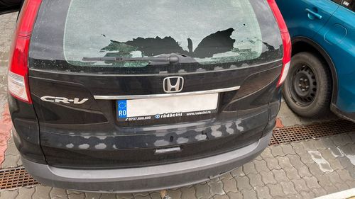 Deputatul USR Victor Ilie susține că și-a găsit mașina cu luneta spartă în parcarea Camerei Deputaților, după ce a ieșit de la dezbaterile pe Codurile Penale din Comisia juridică: Am făcut plângere la poliție