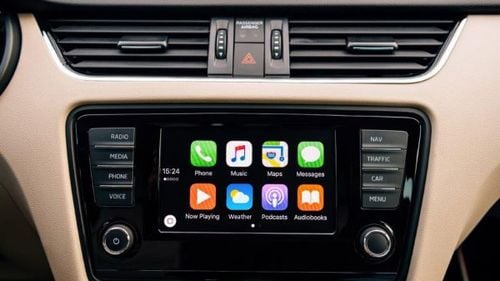 Studiu: șoferii care folosesc sistemele de infotainment au reacții mai slabe decât șoferii care au consumat alcool