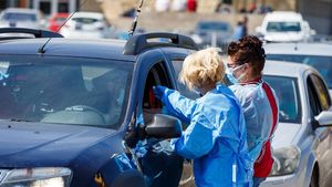 Coadă la deschiderea centrului drive-thru pentru vaccinare de la Cluj