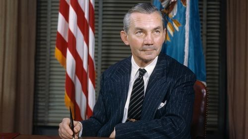 Ministrul apărării, atacat pe Facebook de Ambasada Rusiei la București. Gabriel Leș, comparat cu un fost secretar de stat american care s-a sinucis la începutul războiului rece strigând ”vin rușii!”