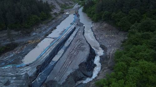 Miniştrii Economiei şi Mediului, la Salina Praid/ Ei anunţă că lucrările urgente nu se vor finaliza până la 1 iulie, cum era asumat/ Miruţă: Da, s-a greşit la Praid. Se ştia bine ce trebuie făcut, însă nu s-a făcut. Sunt oameni care au luat decizii greşite