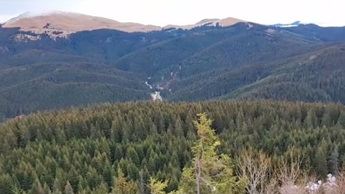 VIDEO Peisaj de toamnă în Munții Bucegi, la început de ianuarie/ Puțină zăpadă, doar pe vârfurile cele mai înalte