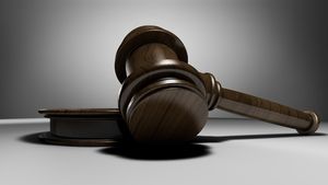 Modificare periculoasă pregătită pentru achizițiile publice. PNL vrea să desființeze Consiliul Național de Soluționare a Contestațiilor și să transfere atribuțiile către instanțele de judecată. Controlul ex-ante va fi eliminat
