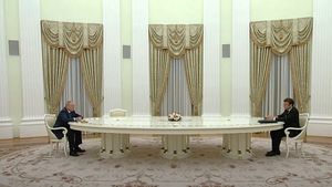 Cât a costat imensa masă la care Vladimir Putin i-a ținut la distanță pe Emmanuel Macron și Olaf Scholz