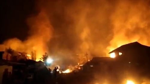 Înregistrare video șocantă în India: două femei sunt forțate de o mulțime de bărbați să se plimbe dezbrăcate, înainte de a fi violate în grup