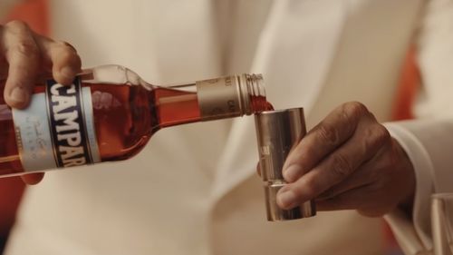 Poliţia italiană a pus sub sechestru acţiuni ale holdingului Campari în valoare de peste un miliard de euro / Grupul de băuturi alcoolice, acuzat de fraudă fiscală