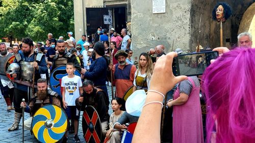 Mureş: Băuturi medievale, la reducere pentru cei care ştiu parolele Festivalului Sighişoara Medievală / Elixirul Cavalerului Roşu conține tequila, suc de lămâie proaspăt stors, sirop de ghimbir şi sirop de sfeclă