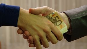 Bărbat reținut de DNA pentru trafic de influență / A fost prins în flagrant când primea 60.000 de euro pentru a-i determina pe judecătorii Tribunalului București să pronunțe o soluție de restituire a cauzei la procuror într-un dosar penal intrumentat de Parchetul European