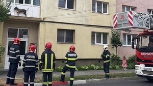 VIDEO Pompierii sibieni au salvat un câine rămas pe o terasă în afara apartamentului / Proprietarii au plecat de acasă și l-au legat de lesă