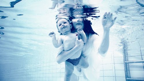 Cursuri de înot pentru bebeluşi la piscina din Sfântu Gheorghe / Participă copii între 3 luni şi 3 ani / ”Facem tot felul de exerciţii, scufundări şi multe alte lucruri distractive”