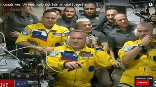 Trei cosmonauți ruși au sosit la Stația Spațială Internațională în costume de zbor galben și albastru, culorile drapelului ucrainean, într-o aparentă curajoasă declarație împotriva războiului