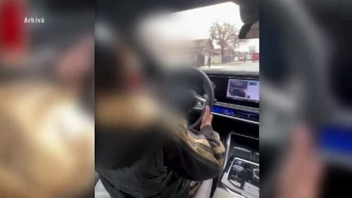 Un copil de 10 ani s-a urcat la volan și a gonit cu Poliția pe urme, prin Bistrița. Ce s-a întâmplat după 2 km