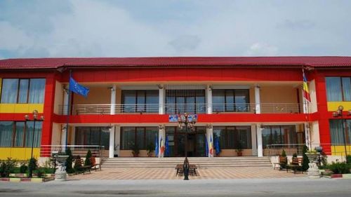 Comună din judetul Vâlcea, executată silit de o formație de lăutari / Aceștia au cântat în urmă cu 9 ani la o sărbătoare a localității, fără a li se achita onorariul / Pentru plata datoriei, primăria a scos la licitație cele două autobuze școlare ale comunității