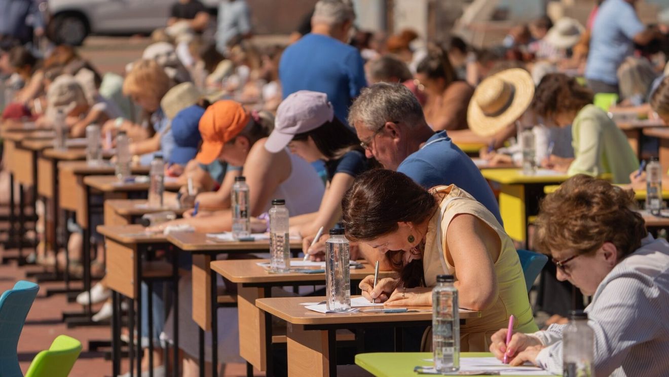 500 de oameni de la 9 la 87 de ani au participat la „Marea Dictare”, un concurs organizat la Timișoara după proiectul parizian ”La Grande Dictée des Champs Élysées” / Dominic Fritz:  Regulile gramaticale nu sunt un moft