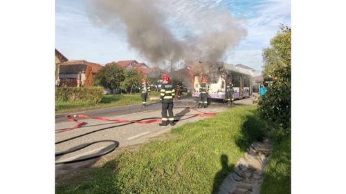 Troleibuz cu pasageri, cuprins de flăcări, în Timiș / În mijlocul de transport în comun se aflau şase călători