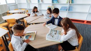 Elevii și profesorii nu mai trebuie să citească la ore fixe de Ziua Națională a Lecturii 2023. Ministerul Educației propune ca elevii să-și aducă la școală cartea preferată