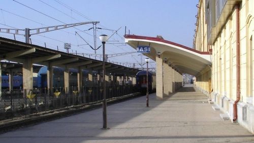 Consilier al ministrului Transporturilor: Nu mai închideţi Gara Iaşi pe timp de noapte. Ajung trenurile după ora 22.00, iar gara este închisă. Ruşinică!