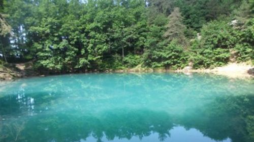 Un copil de un an și jumătate a fost dus la spital după ce a căzut într-un lac din Harghita/ Copilul respira, dar era inconștient