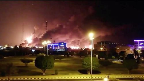 Arabia Saudită și-a redus la jumătate producţia de țiței după un atac cu drone asupra unui câmp petrolifer / Donald Trump a condamnat atacul, în vreme ce Pompeo a acuzat Iranul / Preţul petrolului ar putea creşte cu 10 dolari pe baril