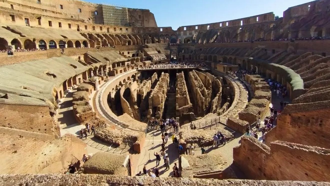 Un turist care şi-a scrijelit numele pe Colosseum riscă până la 5 ani de închisoare