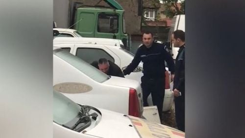 VIDEO Fost polițist cercetat pentru şantaj, filmat plângând în hohote în curtea IPJ Arad. De ce imploră bărbatul „să n-o dea la nimeni“ - Adevărul