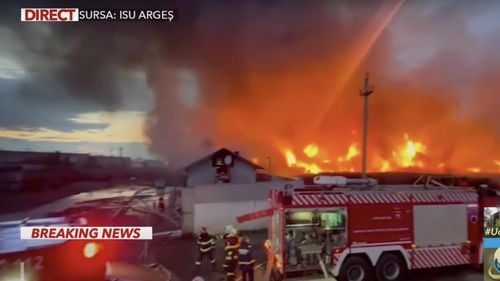 Incendiul de la Arpechim Pitești încă nu a fost stins / Peste 100 de pompierii se luptă de ieri cu flăcările, purtând măşti din cauza substanţelor toxice / A fost transmisă avertizare pentru populație, prin intermediul sistemului RO-ALERT