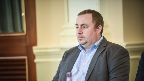 Președintele Clubului Economic German Transilvania: ”Cea mai mare grijă a noastră este imprevizibilitatea legislației. Se schimbă o dată la câteva luni” / ”Trecerea de la motoarele pe combustie la propulsii alternative ridică probleme”