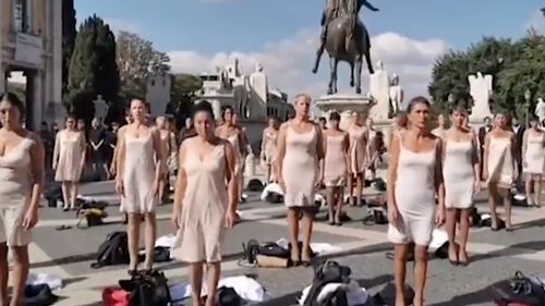 VIDEO Protest inedit în Italia: Stewardesele de la Alitalia s-au dezbrăcat în fața Capitolului / Refuză transferul către Ita Airways