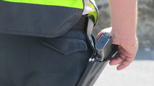 Focuri de armă în Tecuci: Polițiștii au tras într-un bărbat care își amenința iubita cu o sabie / Bărbatul avea ordin de protecție