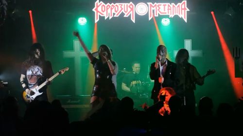 O trupă rusă de heavy metal, arestată în timpul unui concert din cauza ”simbolicii naziste”/ Trupa spune că este vorba despre ”foste simboluri slave”