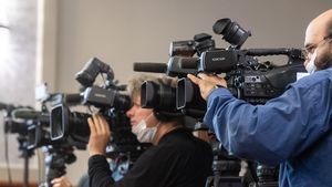 Studiu: Ziariștii americani trăiesc în "bule liberale" și sunt rupți de public
