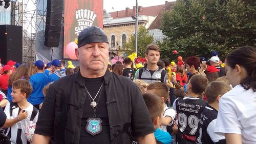 Un controversat grup de voluntari coboară cerșetorii și colindătorii din mijloacele de transport din Cluj / Primarul Emil Boc: Doar prin autorităţile legale ne facem ordine şi disciplină