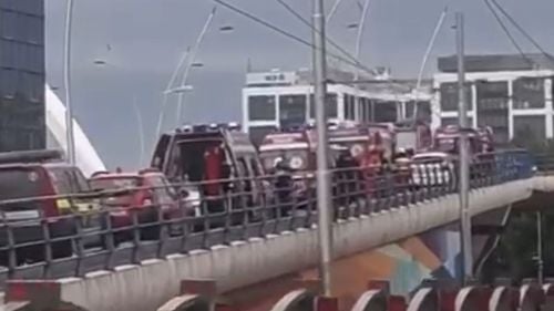 O mașină cu șapte persoane s-a răsturnat pe Podul Basarab din Capitală/ Toți pasagerii au ajuns la spital