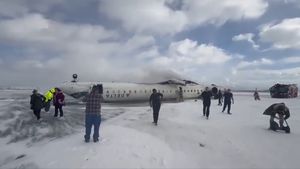 Compania Delta oferă 30.000 de dolari pasagerilor avionului care s-a răsturnat la Toronto