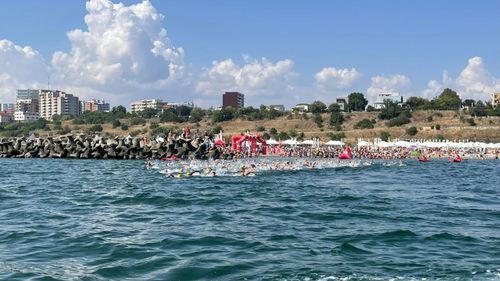VIDEO Sute de pasionați de sport participă, sâmbătă, la AquaChallenge, maratonul de înot din Marea Neagră organizat la Constanța