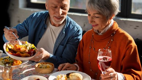 Ora de masă la vârste înaintate poate influenţa sănătatea şi longevitatea, arată un nou studiu