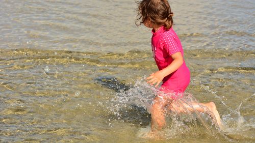 Culoarea costumelor de baie ale copiilor poate fi esențială pentru siguranța lor la piscină sau la plajă - experți (CNN)