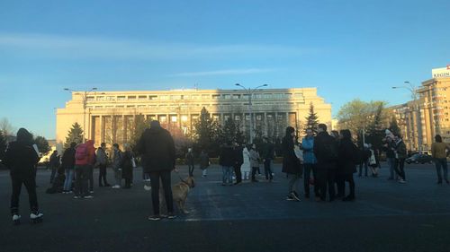 Câteva zeci de persoane s-au strâns în Piața Victoriei în a doua zi de protest după ce coaliția PSD-PNL-UDMR a pus prag de 250.000 de lei pentru abuzul în serviciu