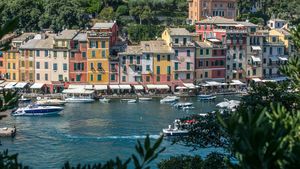 În exclusivistul Portofino, destinaţie a bogaţilor şi celebrităţilor, vecinii se spionează pentru a raporta poliţiei cine îşi instalează aer condiţionat