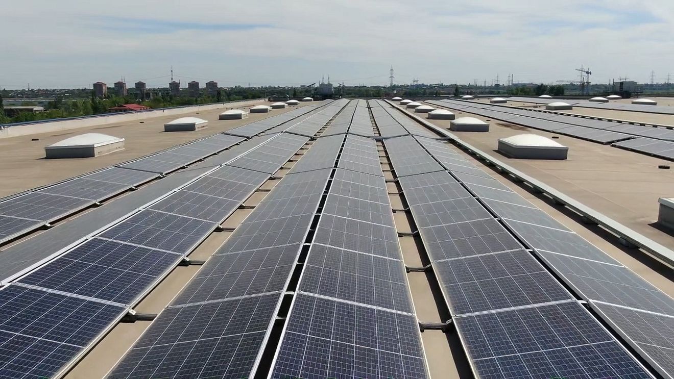 Comisia Europeană investighează două companii chineze care vor să participe la una dintre cele mai mari investiții energetice din România, un parc fotovoltaic dezvoltat de compania de stat CE Oltenia și OMV Petrom