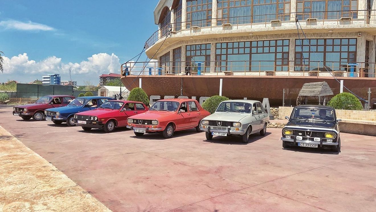 70 de mașini Dacia de colecție, reunite la Brașov. O Dacia ”papuc”, printre vedetele evenimentului